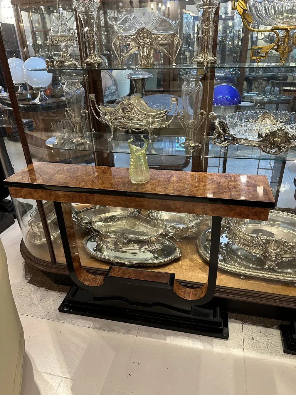 trois consoles antiques avec des détails décoratifs