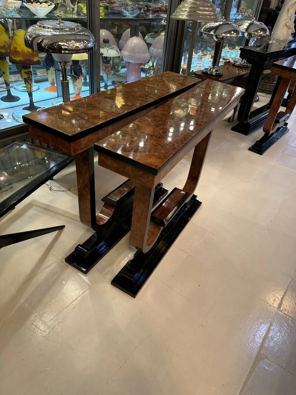 3 eleganti mobili dresuars antichi in un ambiente antigüedade