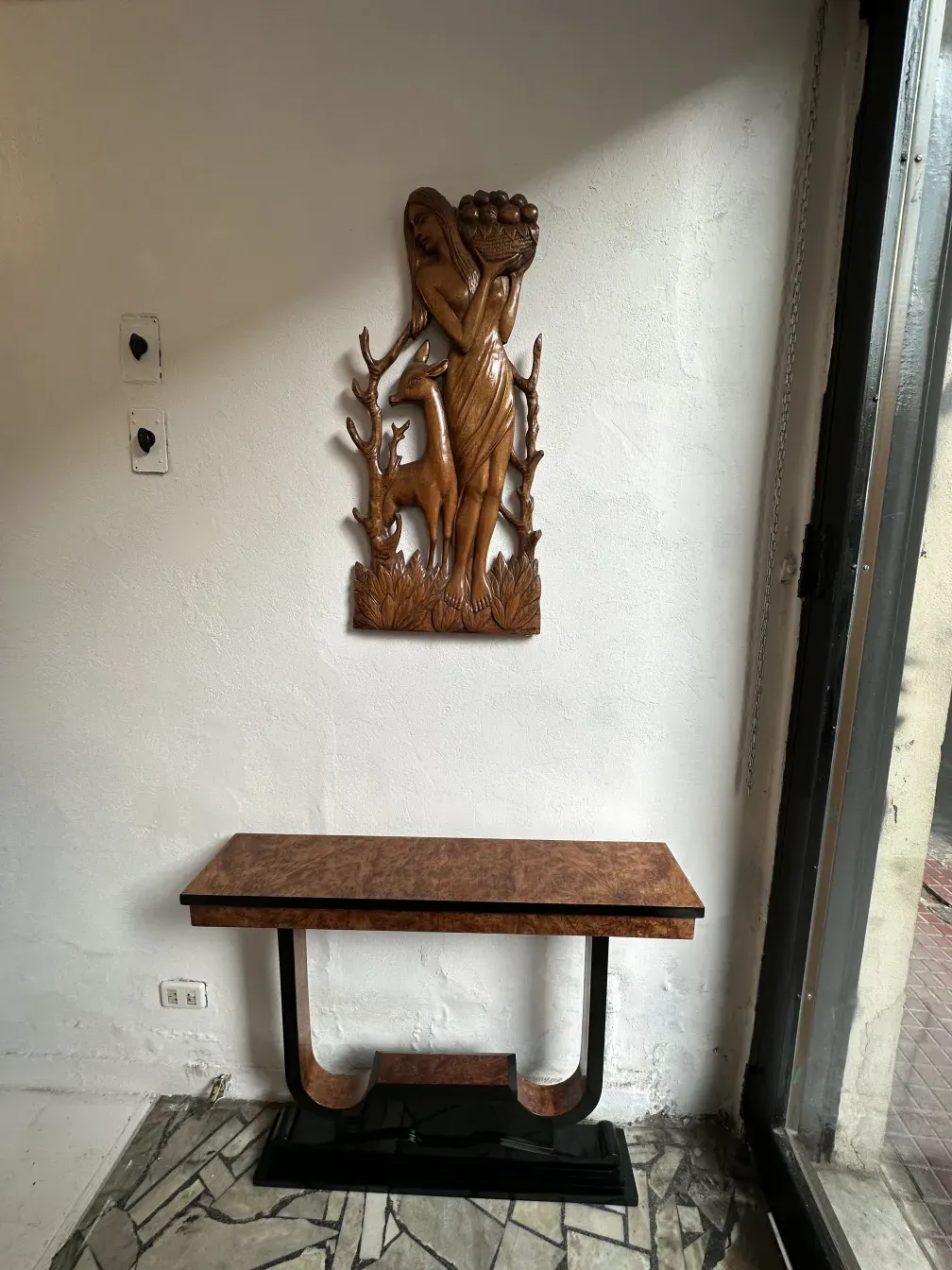 Trois consoles anciennes avec un style unique sur un mur clair