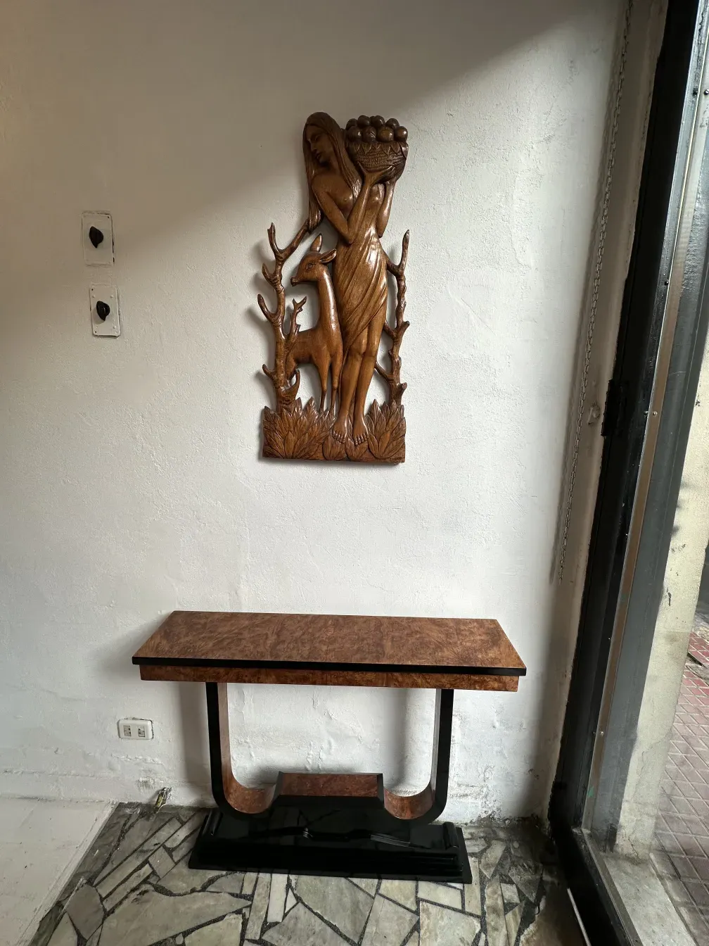 trois dresuars antiques avec des détails uniques dans un cadre élégant