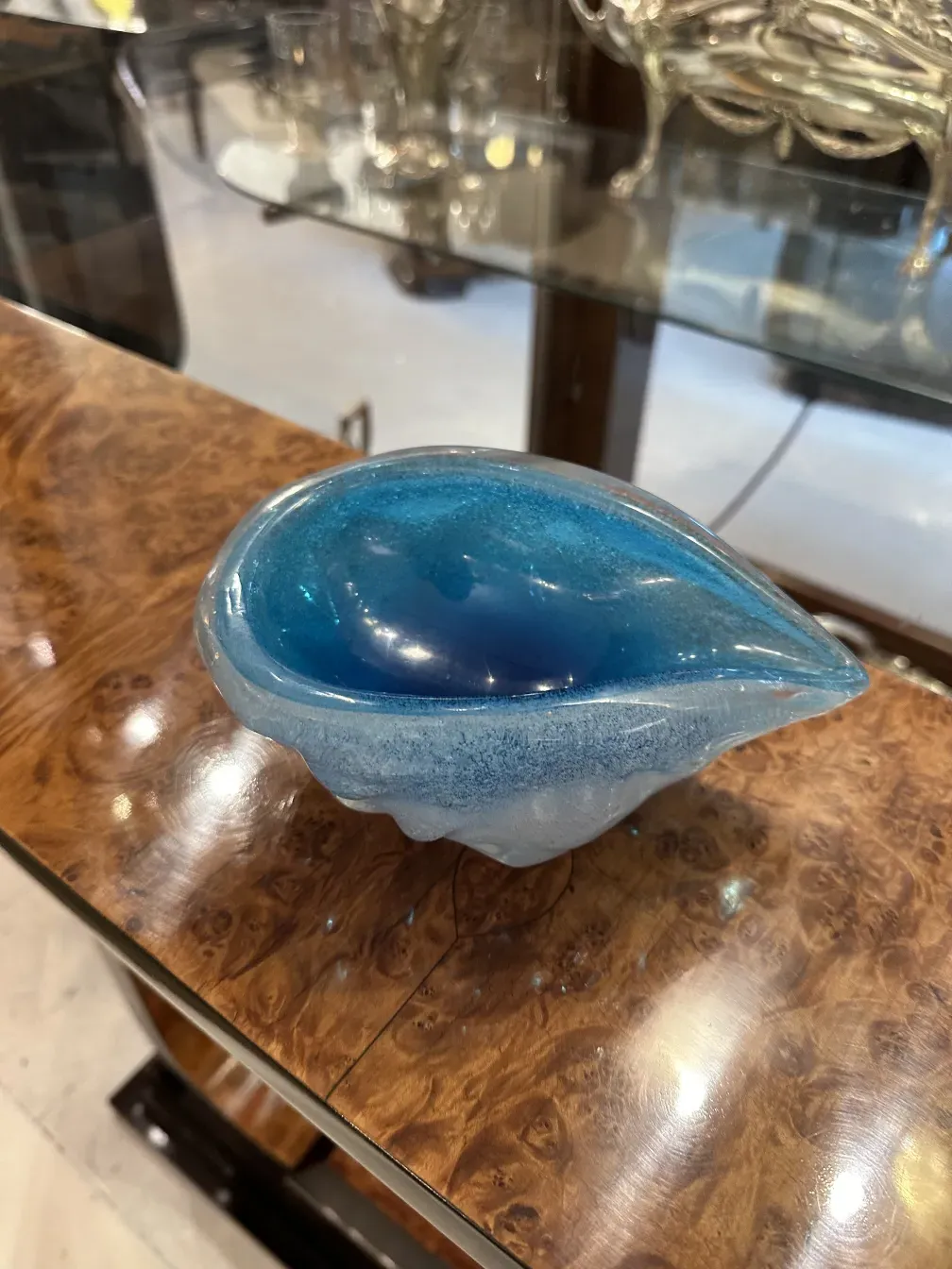 Drei antike Konsolentische mit elegantem Design und blauer Farbe auf einem Holztisch.