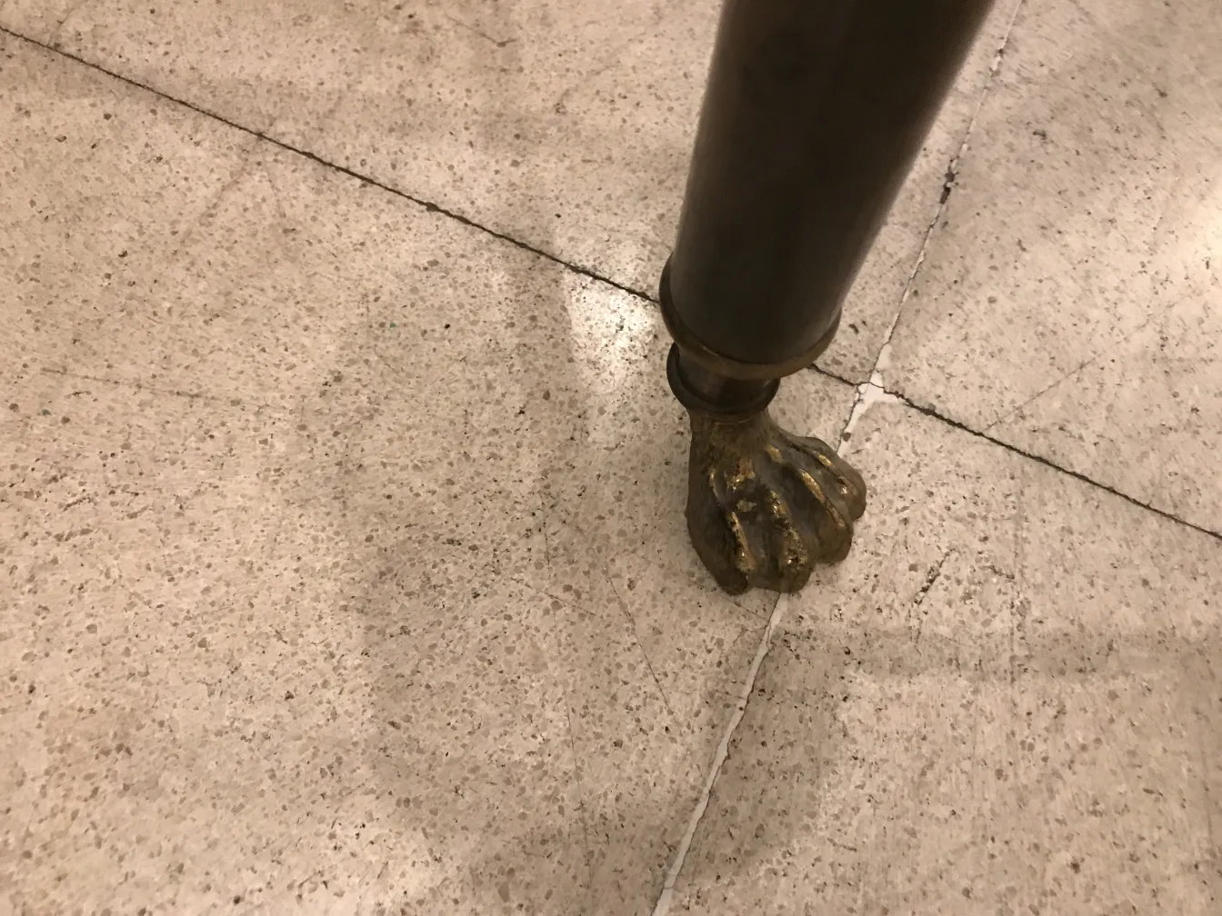 detalles de patas doradas de consolas antiguas