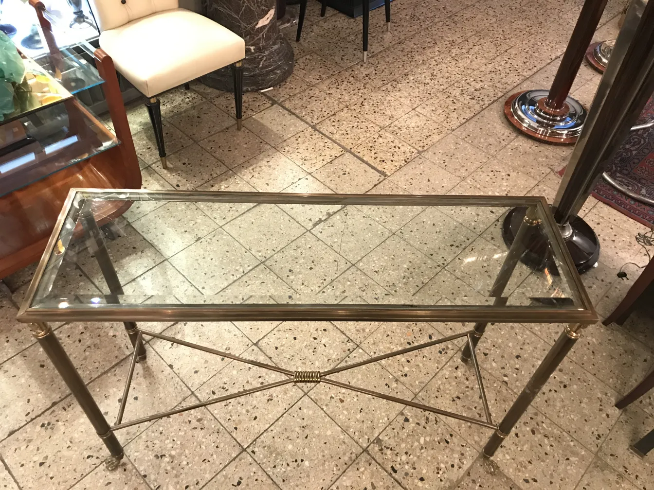 Tre consolle antiche in un ambiente elegante