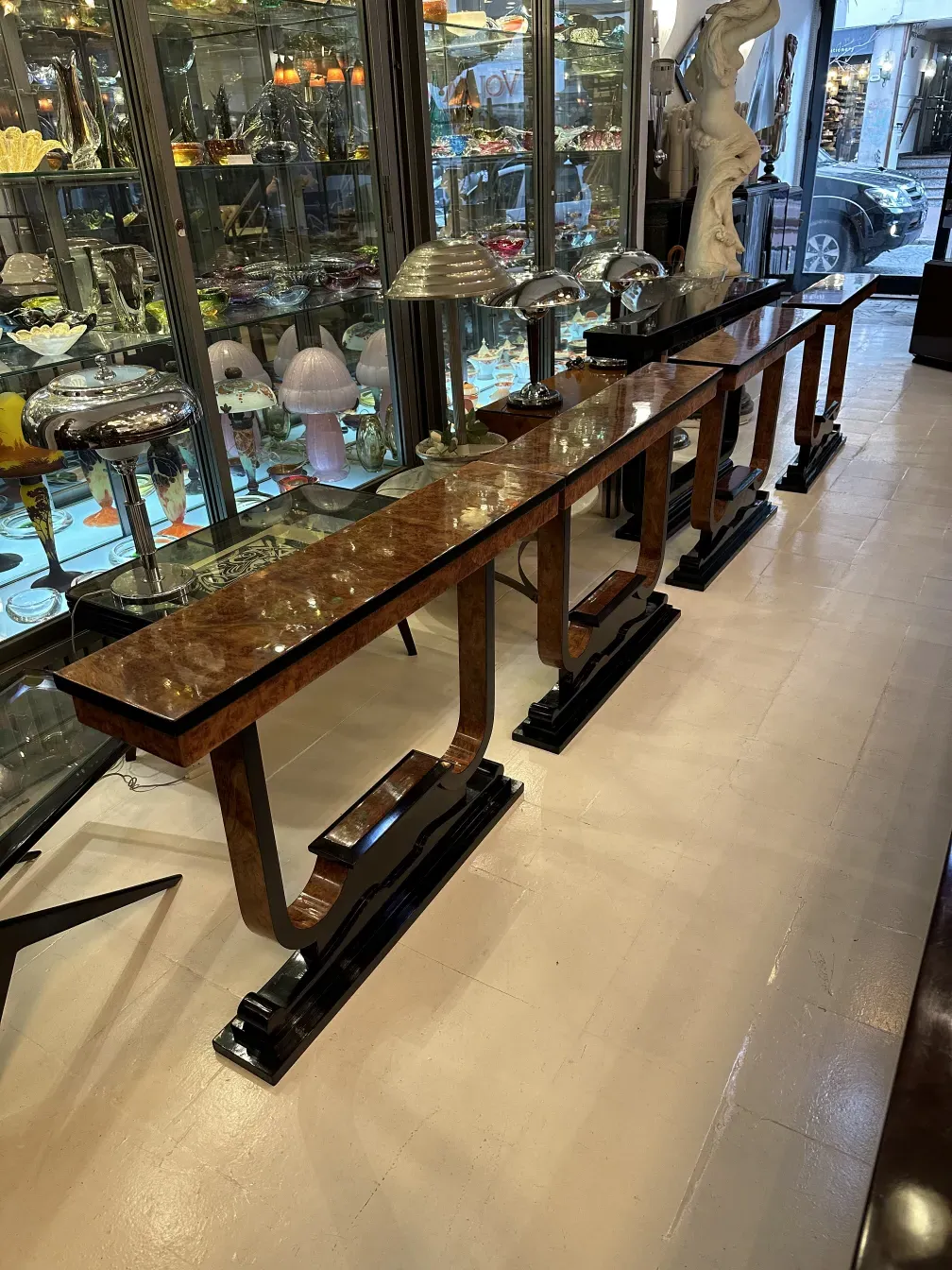 Tre mobili dresuars antichi in un ambiente elegante, decorati