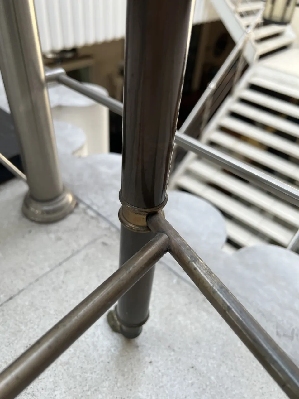 Tre mobili dresuars antichi in ambienti eleganti