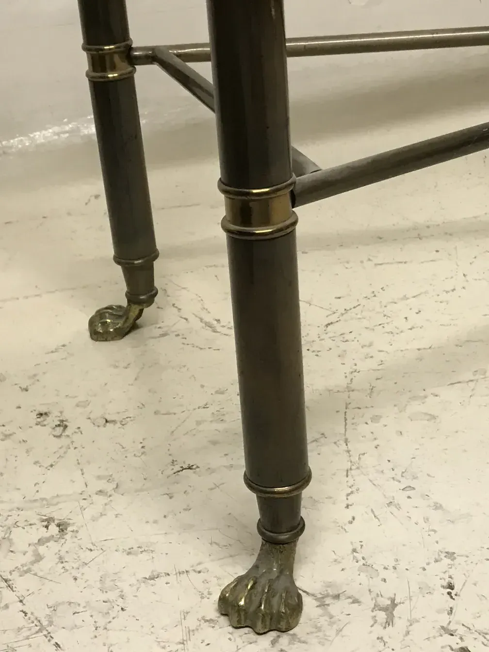 Tre mobili antichi con piedi decorativi a forma di artiglio.