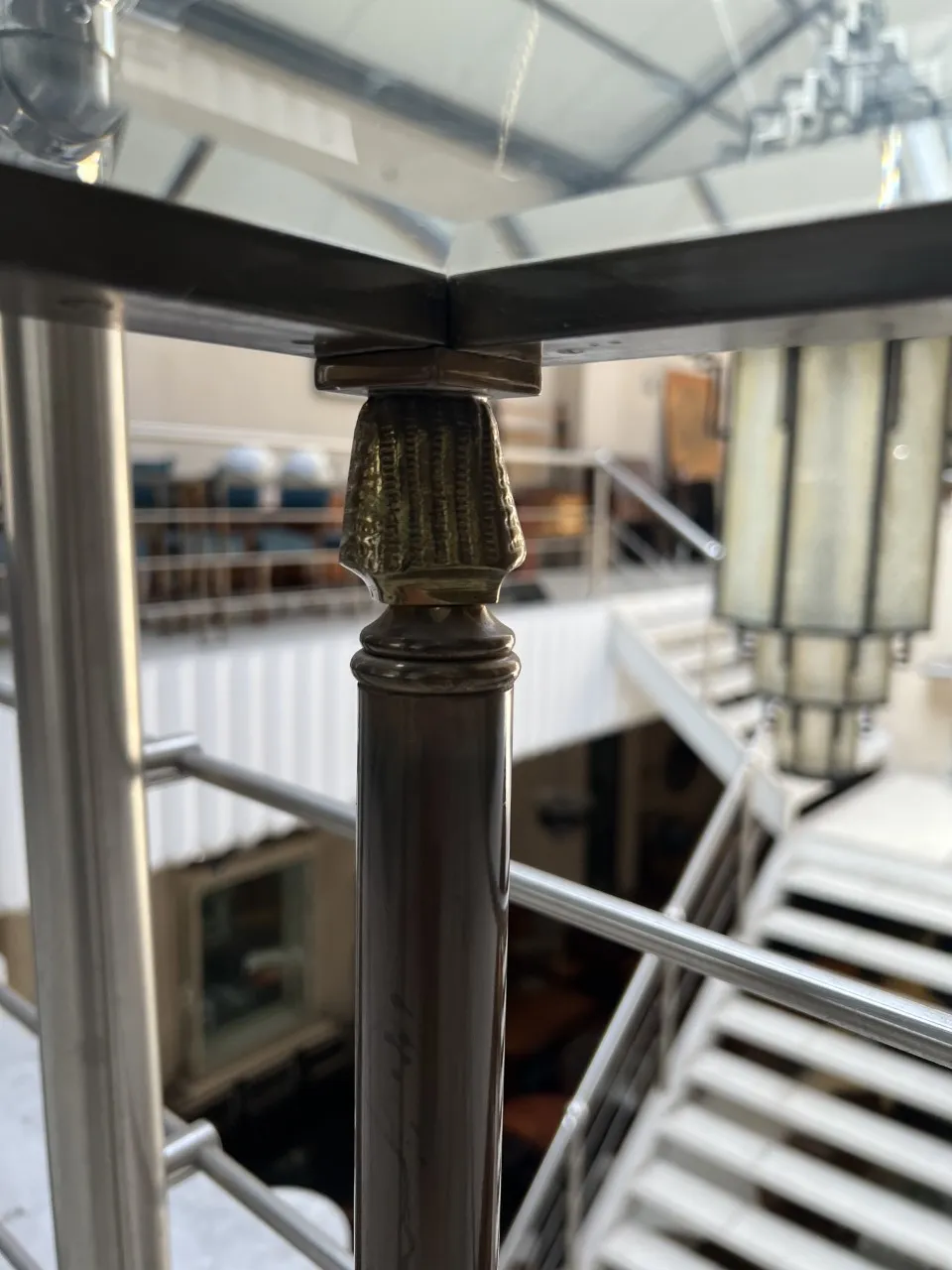 古老而优雅的三张控制台桌，位于现代环境中。