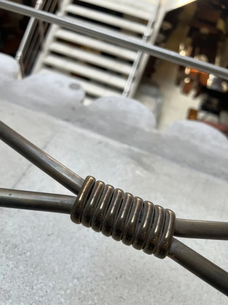 Tres consolas antiguas decorativas en un ambiente elegante