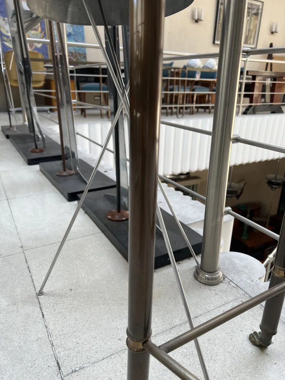 エレガントな環境に配置された古いコンソールテーブル三台のビュー