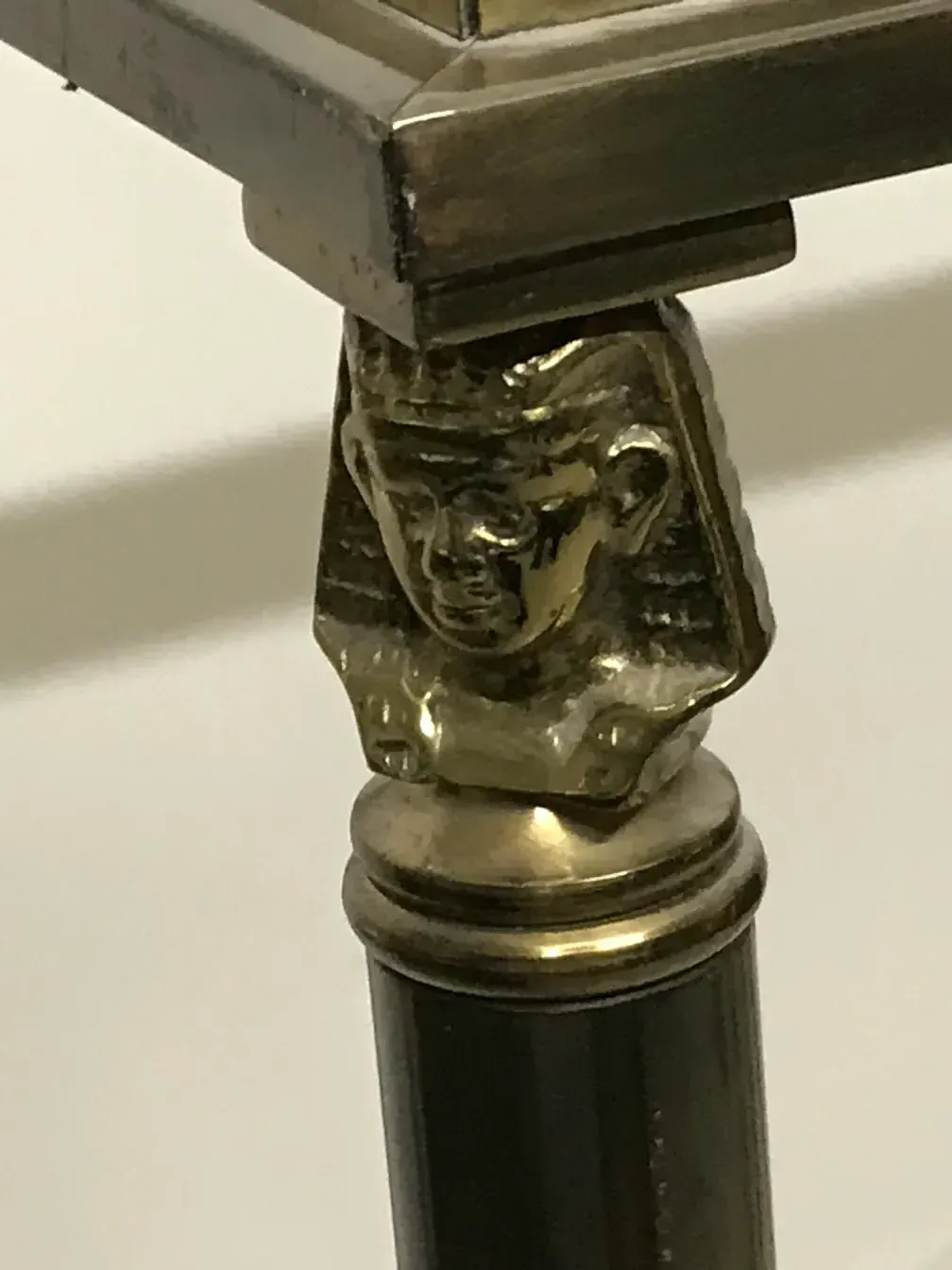 Vista dettagliata della decorazione su 3 mobili d'antiquariato