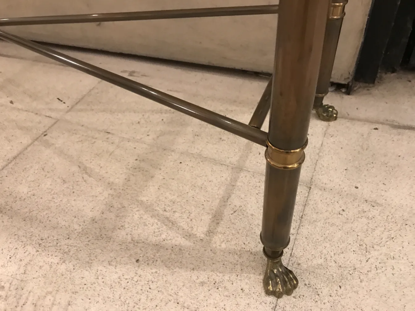 Vue de trois consoles anciennes avec des pieds en forme de griffe