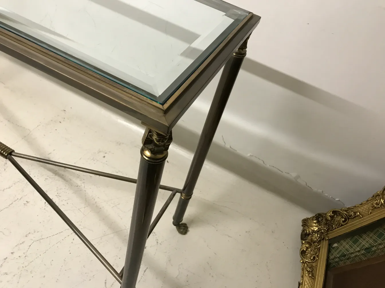 Drei antike Konsolentische mit eleganten Metallbeinen.