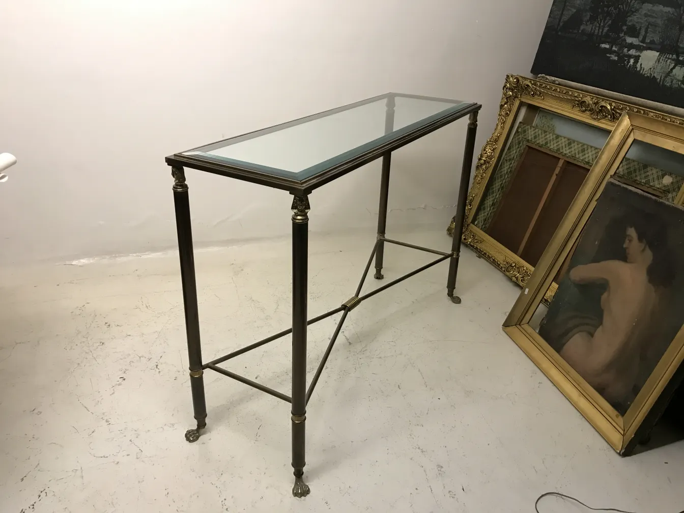 Tres consolas antiguas de diseño elegante en un entorno artístico