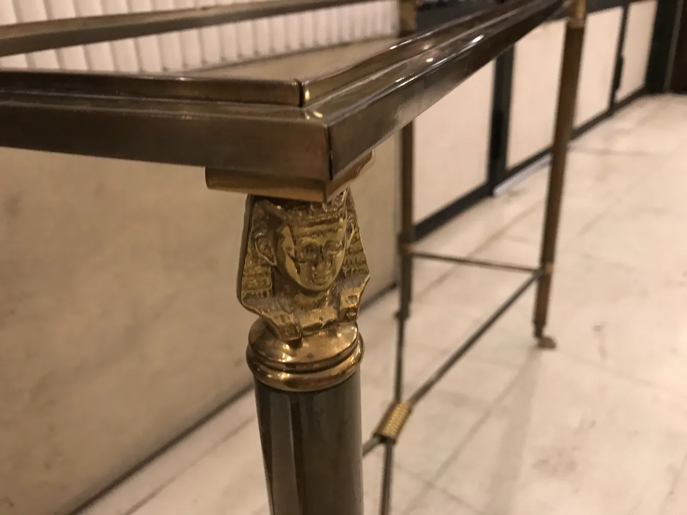 Drei antike Konsolentische mit dekorativem Design, elegantes Ambiente