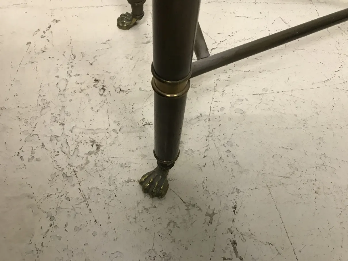 装飾的な動物の足の形をした足が付いている古いコンソールテーブル三台。