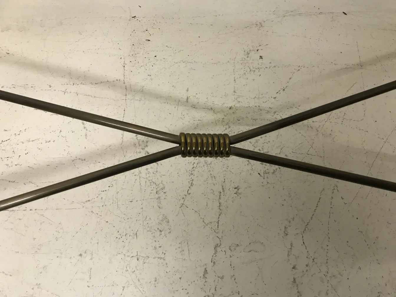 Três consoles antigos com design decorativo, em fundo claro