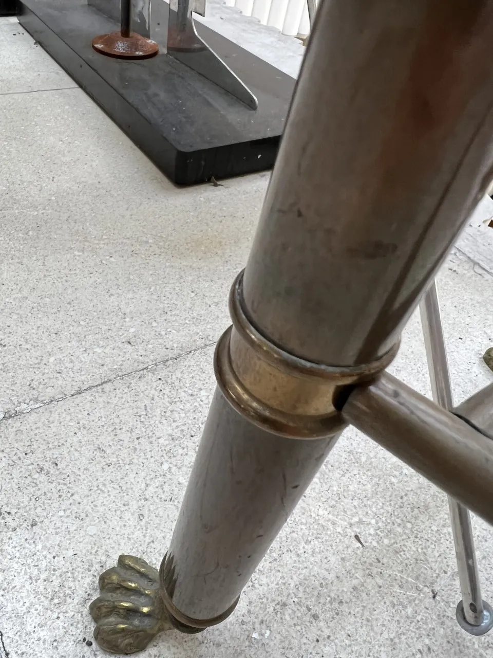 Drei antike Konsolentische mit dekorativen und eleganten Beinen.