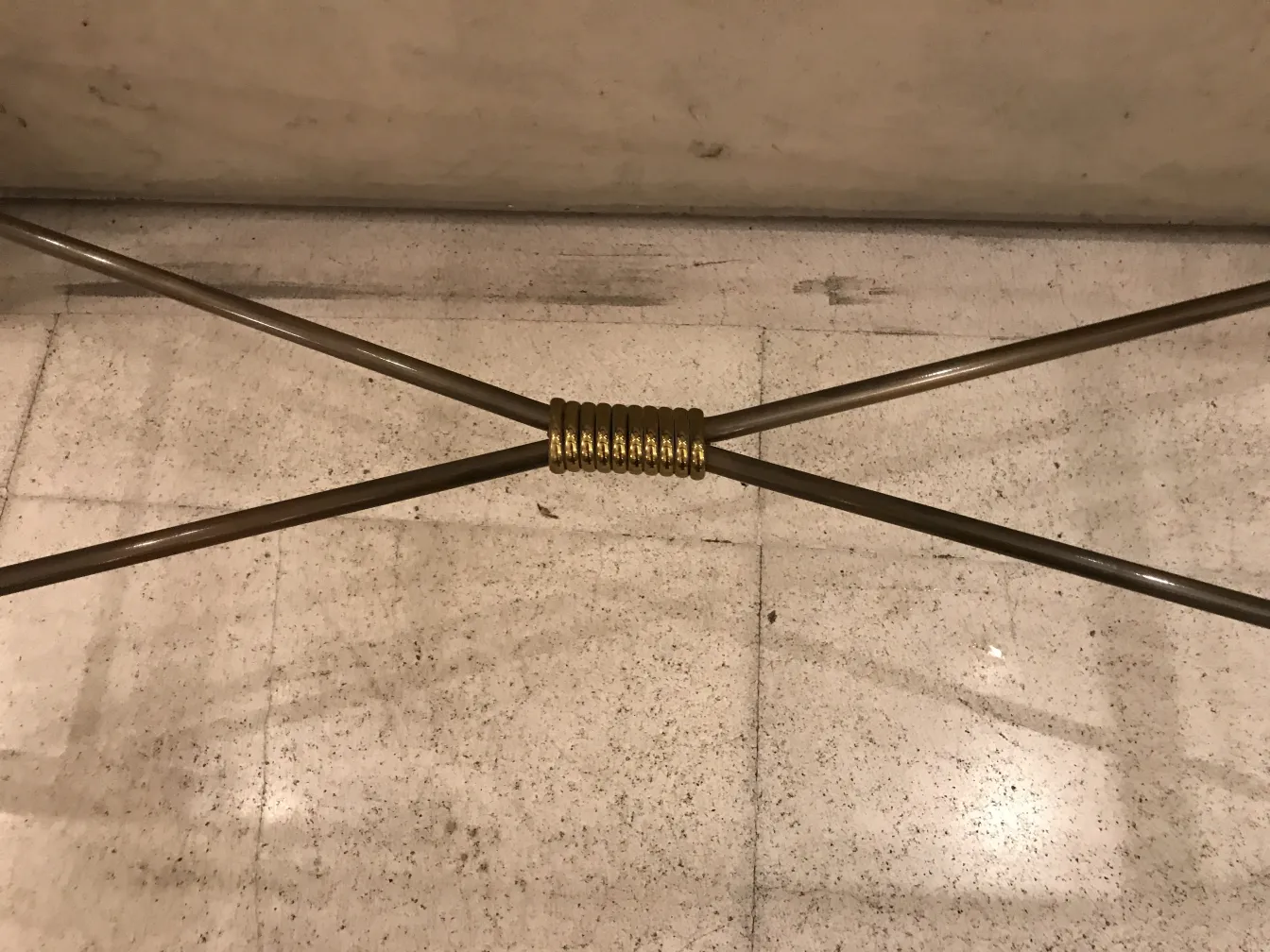 três consolas antigas com base cruzada e detalhe dourado