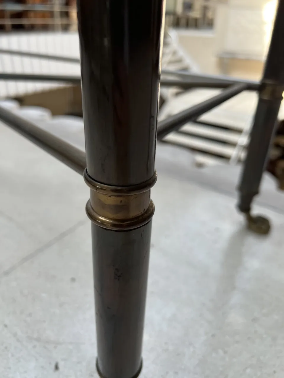 três consolas antigas em um ambiente elegante, em foco