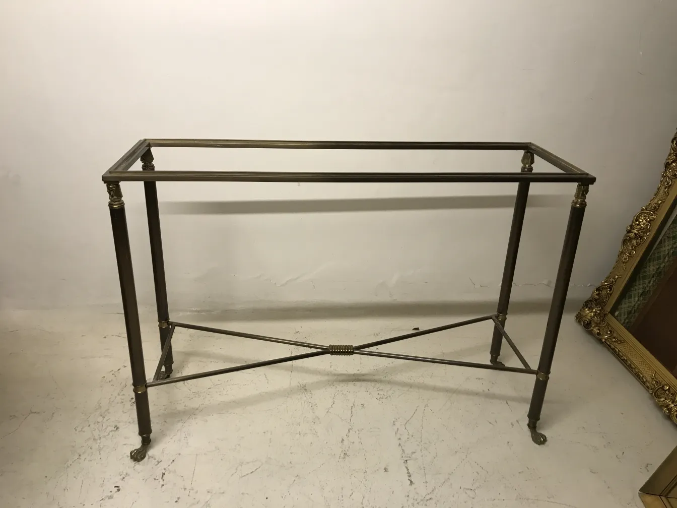 Tre mobili dresuars antichi con un design elegante e sofisticato, ideali per la decorazione