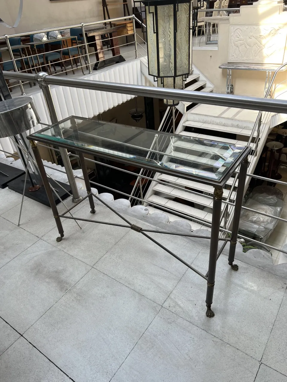 Três consoles antigos de móveis em uma casa elegante.