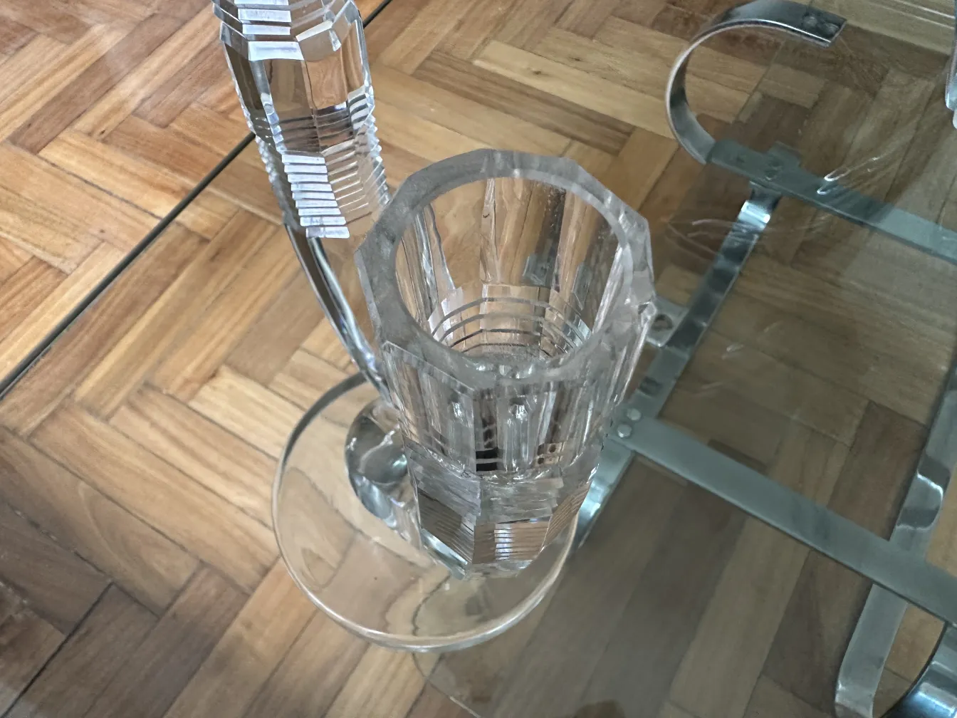 antiker Kristallkandelaber mit eleganten Details