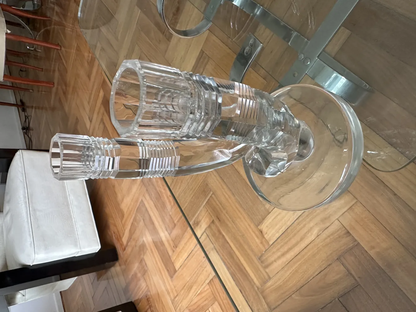 candelabro antigo de cristal em uma mesa elegante