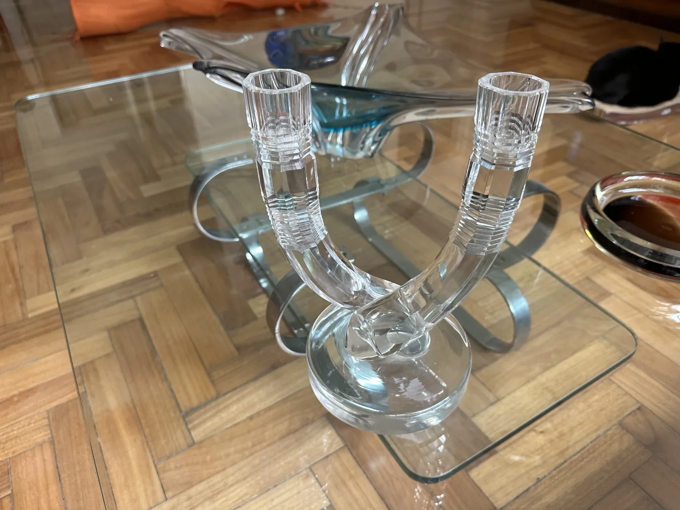 古董烛台双臂在现代环境中