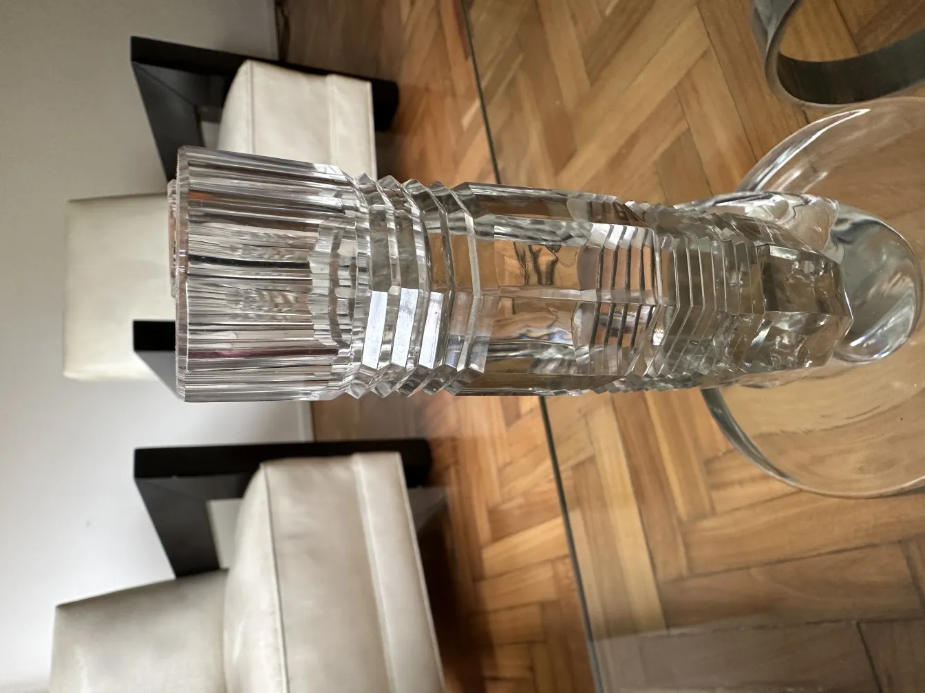 Candelabre ancien en cristal avec design élégant, atmosphère classique