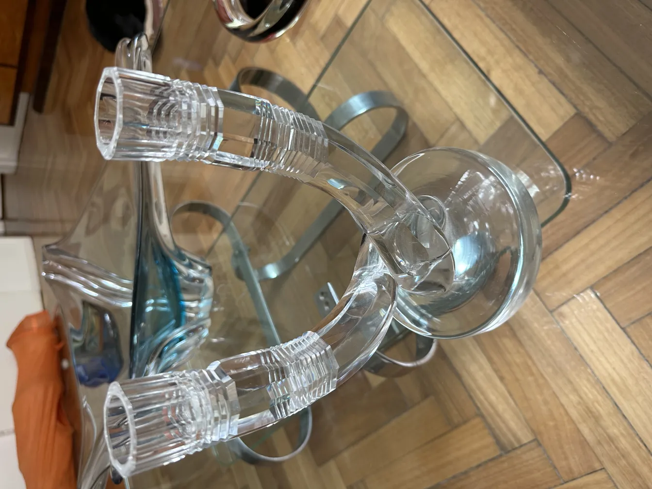 Candelabro antigo de cristal em uma mesa moderna, decoração elegante.