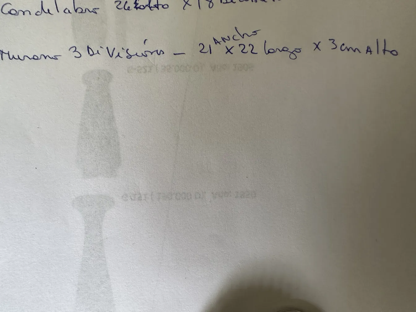 castiçal antigo com formato elegante em folha branca