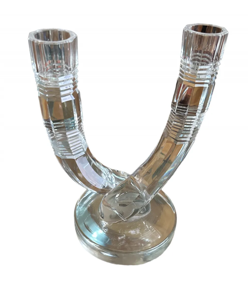 candelabra kuno dengan dua lengan elegan, di lingkungan klasik