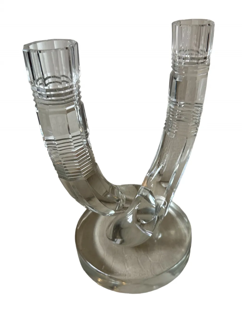 candelabro antico in vetro con forma elegante e due bracci, in un ambiente minimalista