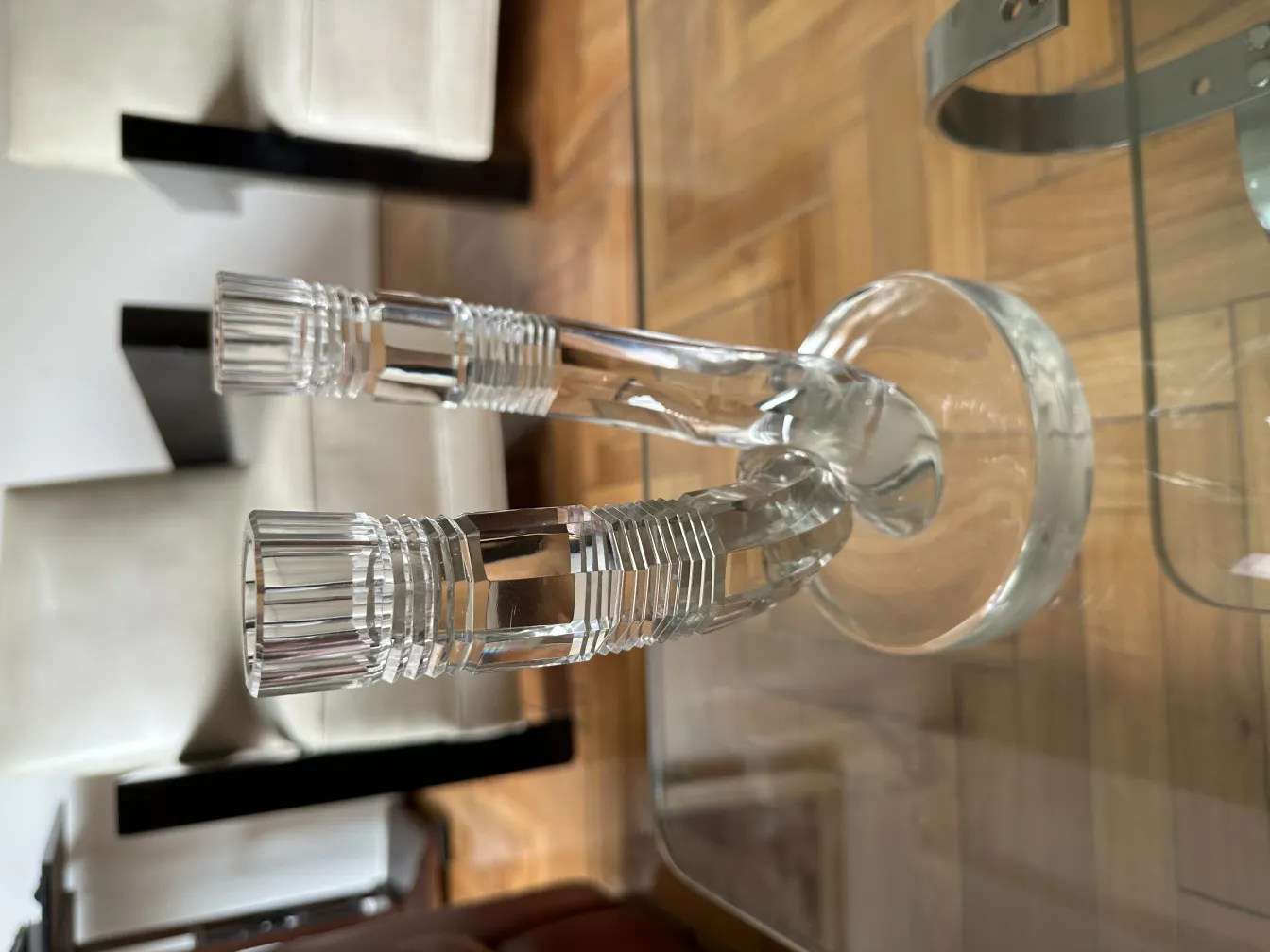 candelabro antigo com formas elegantes e decorativas em um ambiente contemporâneo