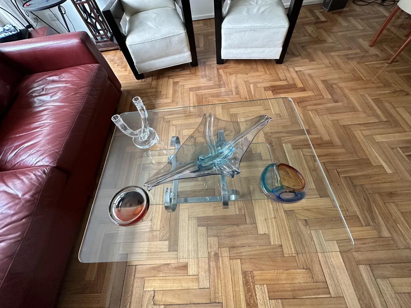 eleganter antiker Kandelaber auf Glastisch