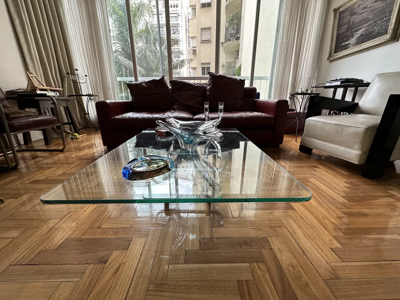 candelabro antigo decorativo em ambiente elegante