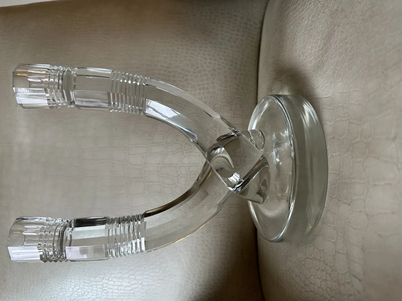 Candelabre ancien en verre avec bras incurvés et base ronde