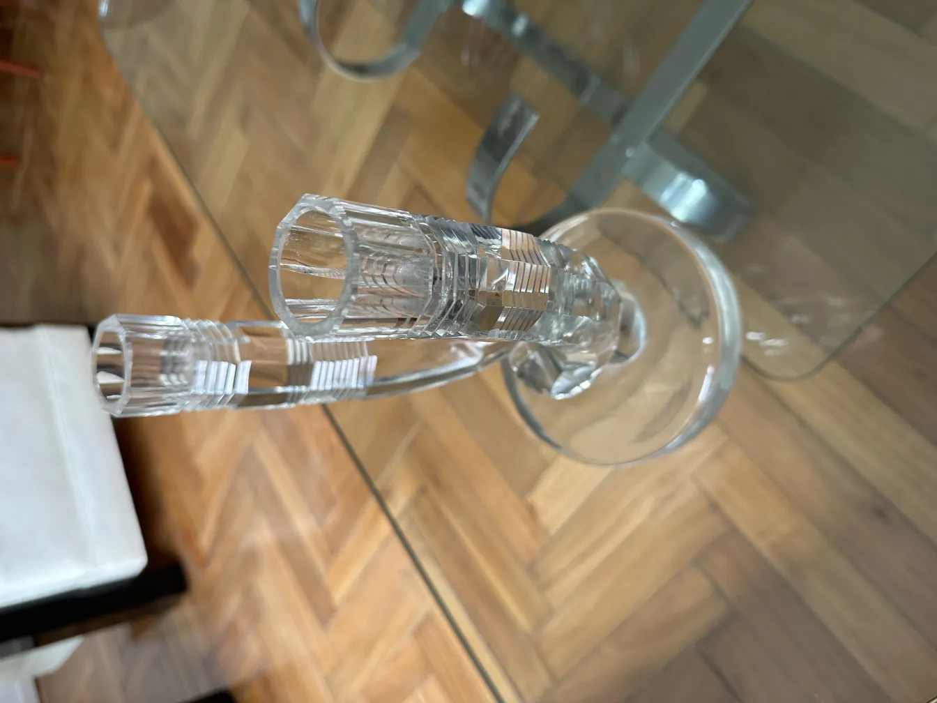 Candelabro antico con forma elegante e dettagli unici. Atmosfera accogliente.