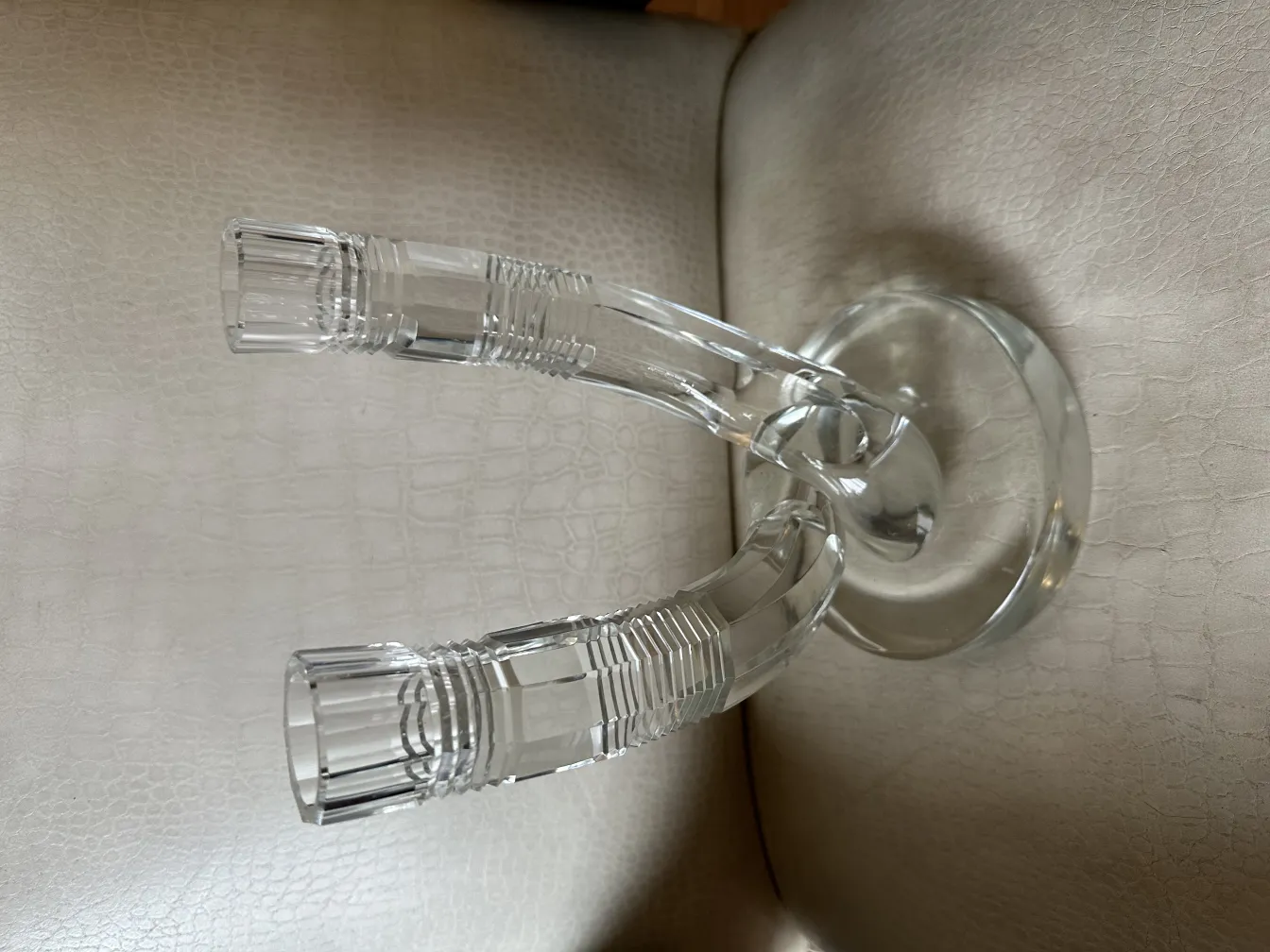 candelabre ancien avec un design élégant courbé sur un sofa clair
