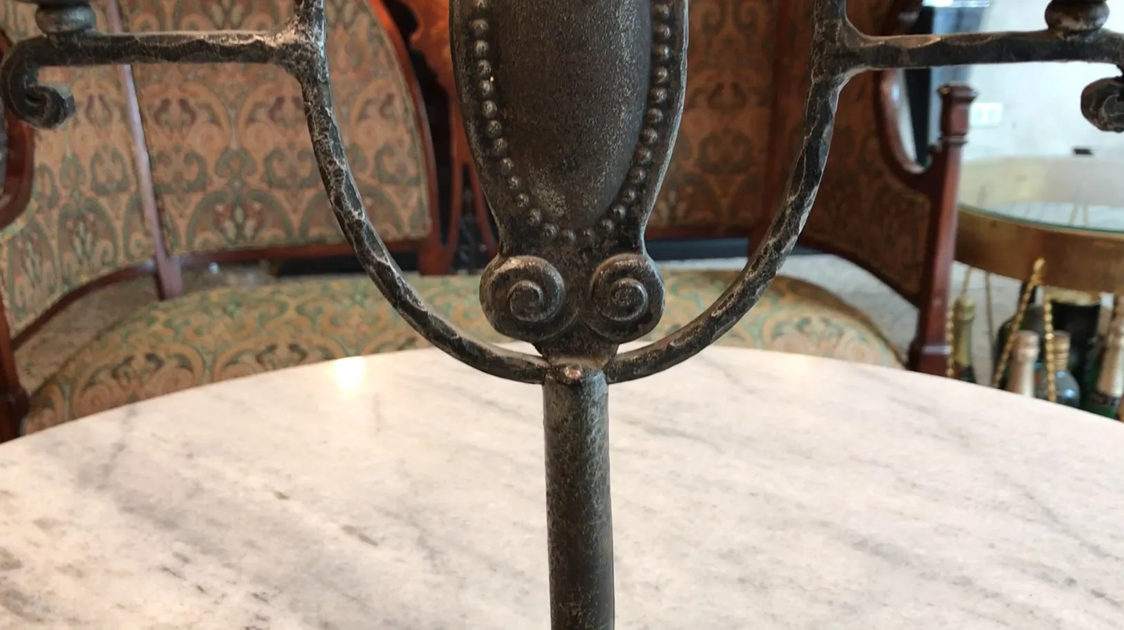 Antiker dekorativer Kandelaber mit eleganten Details an der Basis