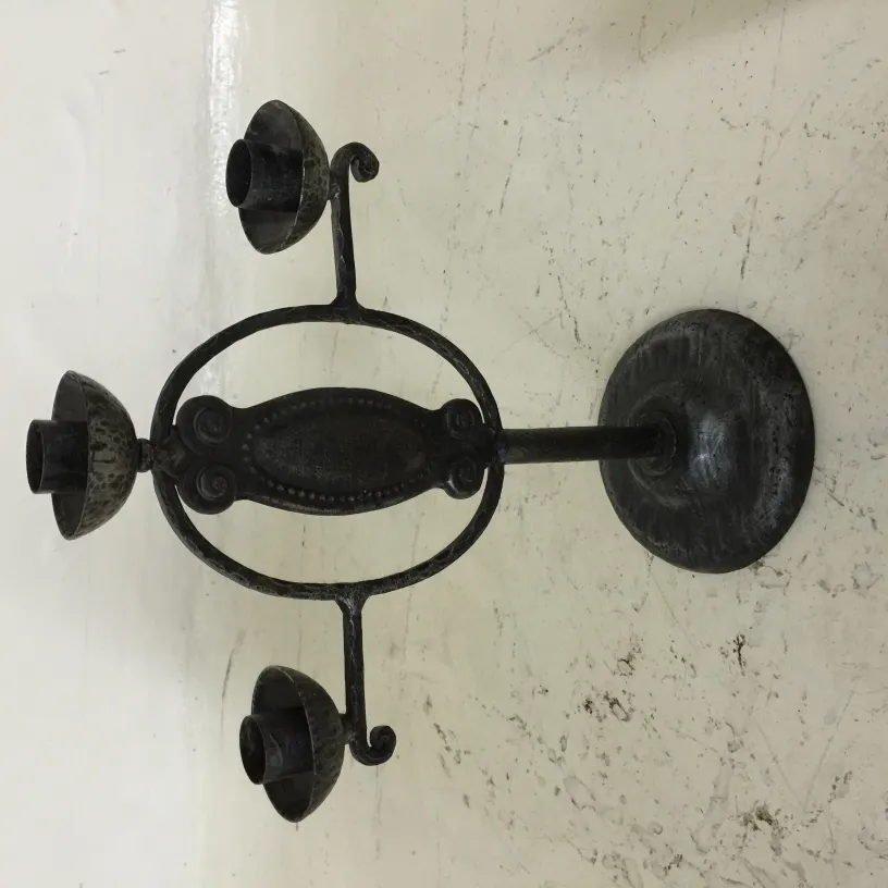 Candelabro antico a tre bracci con base rotonda