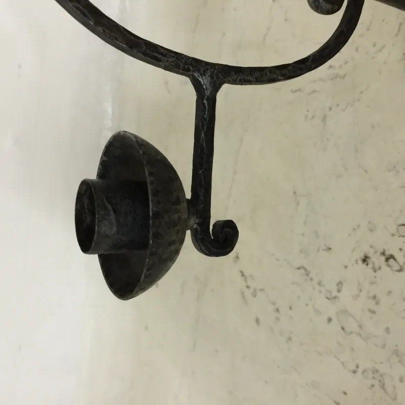 candelabro antico con base curva, luce morbida