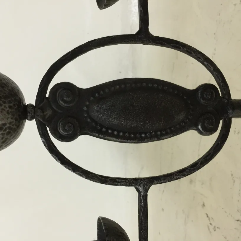 candelabro antigo com detalhes decorativos em um ambiente clássico