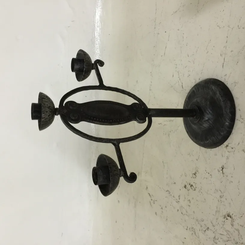 Candelabro antico a tre braccia con base circolare, stile classico