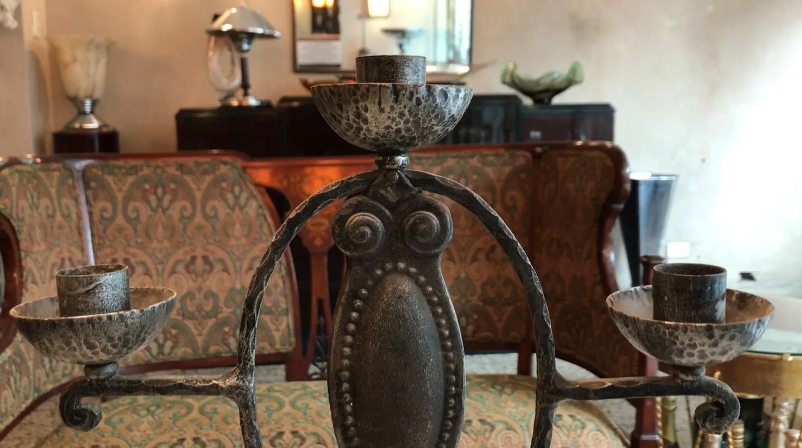 Candelabro antiguo con diseño detallado y entorno elegante