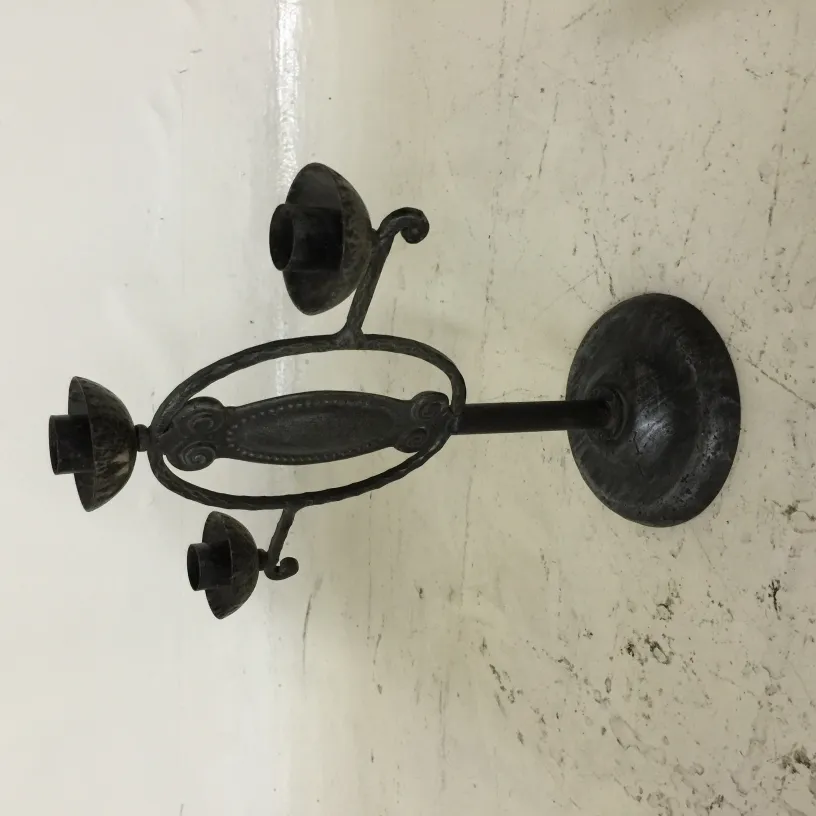 Старинный металлический канделябр с четырьмя руками, простой и элегантный.