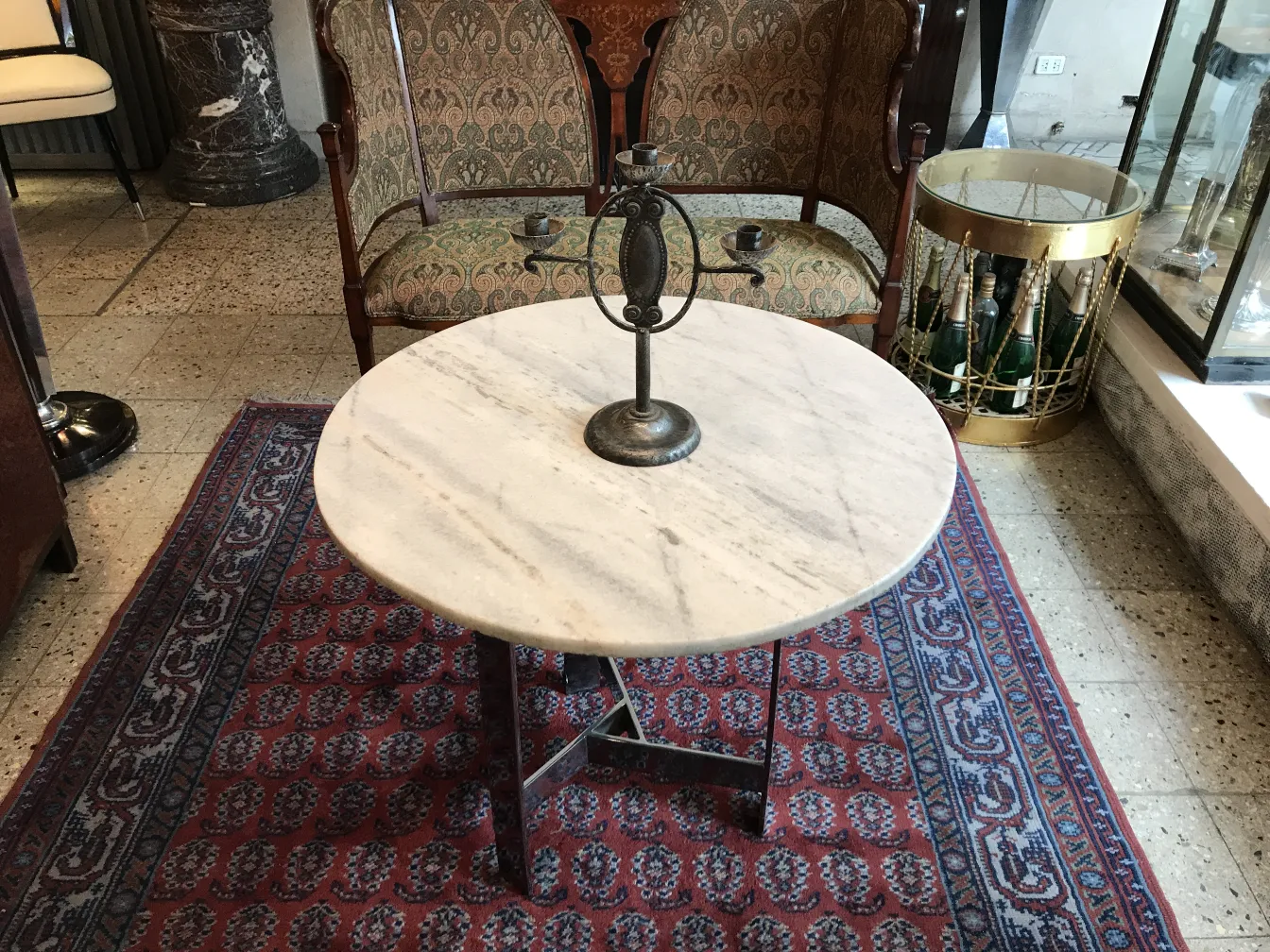 candelabro antico elegantemente dettagliato in un ambiente