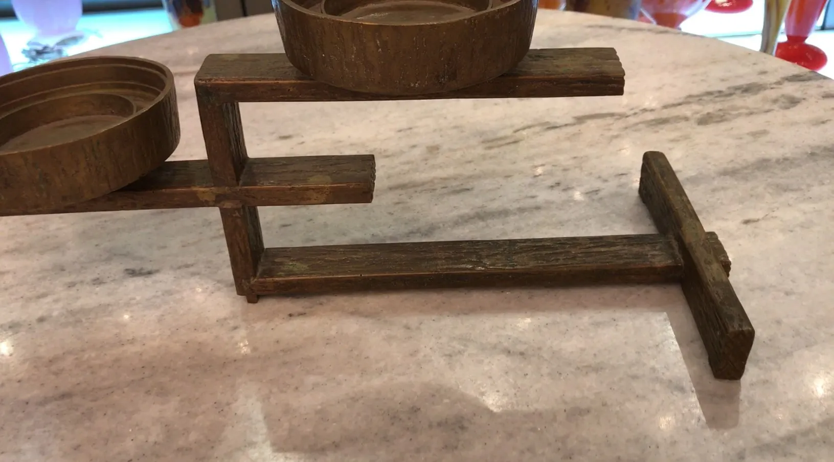 candelabro antico con design unico e supporto