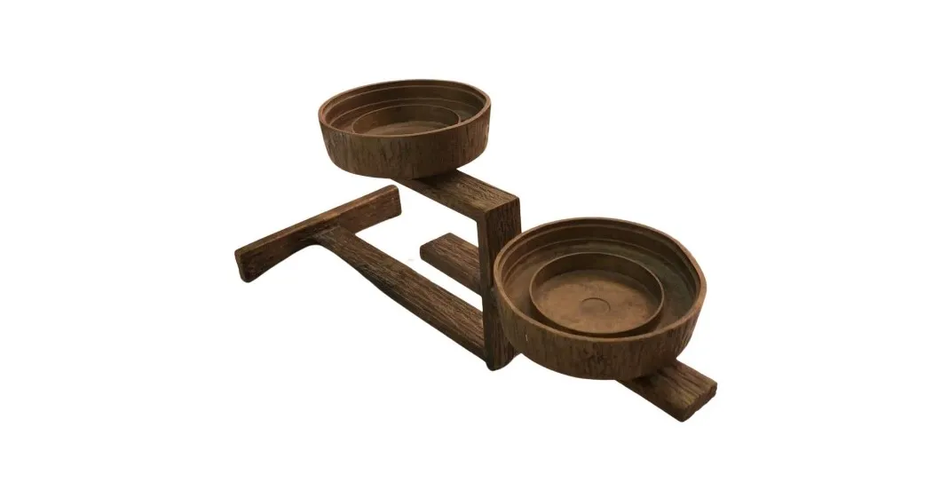 candelabro antico in legno con due luci rotonde, atmosfera accogliente