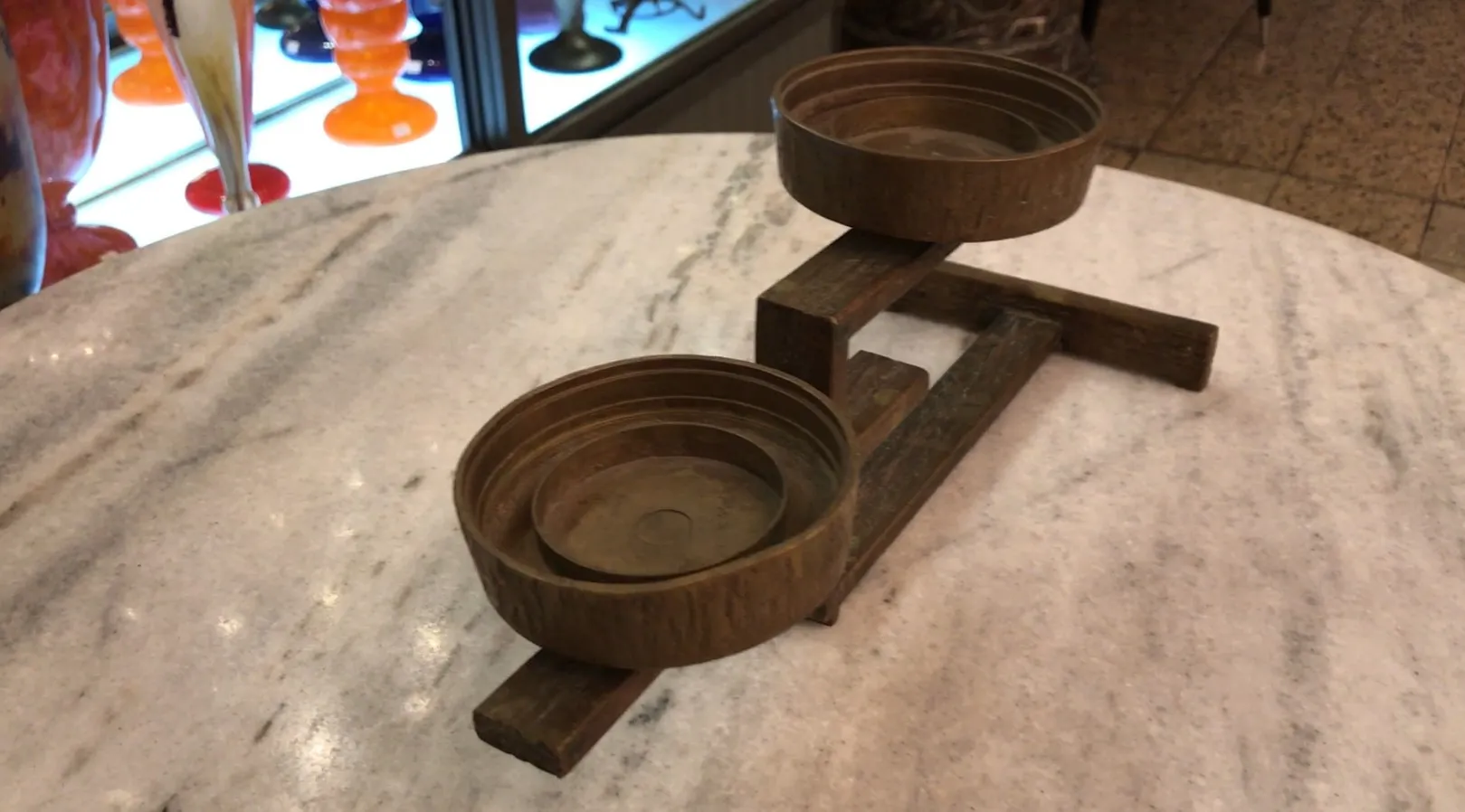 candelabro antico con supporto su un tavolo